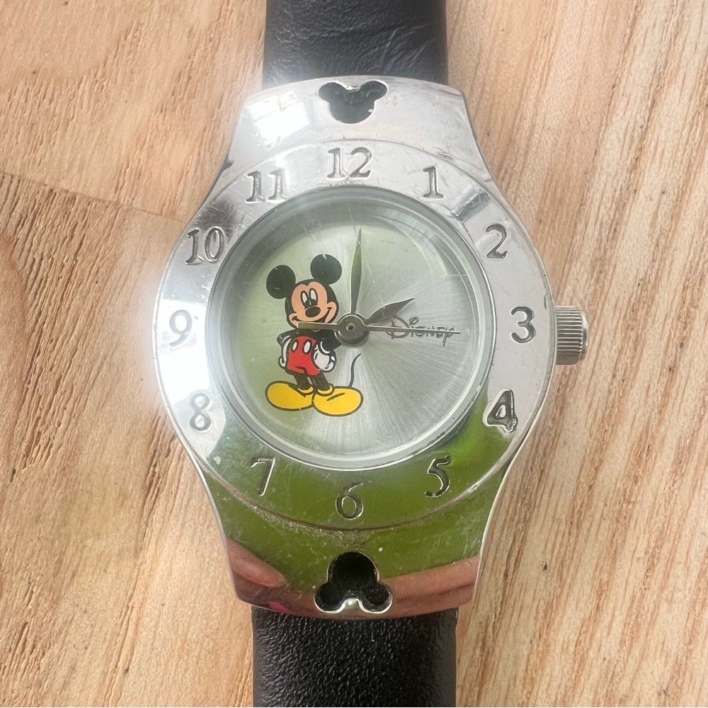 SII Seiko Disney Mickey Mouse black leather watch NEW BATTERY